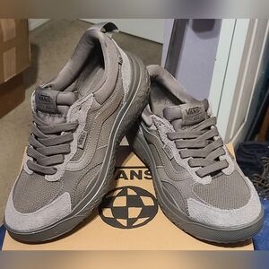 Vans MTE UltraRange Neo VR3, New In Original Box! Mens 7.5/Womens 9